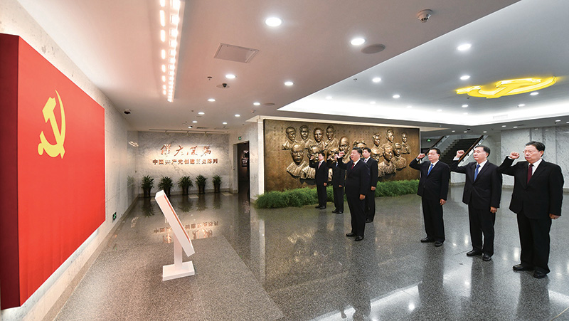 2017年10月31日，中共中央總書記、國家主席、中央軍委主席習(xí)近平帶領(lǐng)中共中央政治局常委李克強(qiáng)、栗戰(zhàn)書、汪洋、王滬寧、趙樂際、韓正，瞻仰上海中共一大會(huì)址和浙江嘉興南湖紅船。這是31日上午，在上海中共一大會(huì)址紀(jì)念館，習(xí)近平帶領(lǐng)其他中共中央政治局常委同志一起重溫入黨誓詞。 