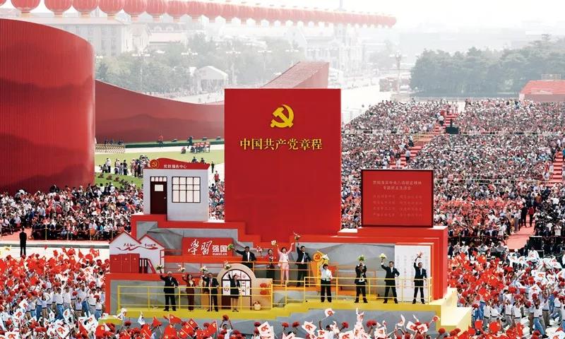 2019年10月1日上午，慶祝中華人民共和國成立70周年大會在北京天安門廣場隆重舉行。這是群眾游行中的“從嚴(yán)治黨”方陣。新華社記者 蘭紅光/攝