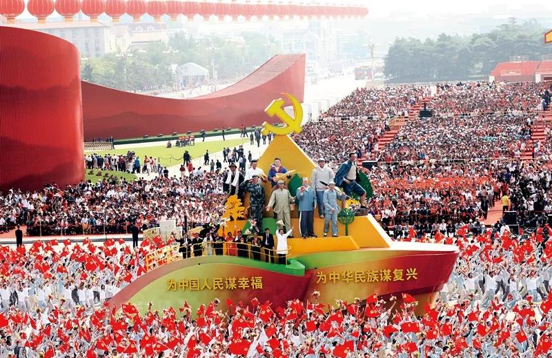 2019年10月1日上午，慶祝中華人民共和國成立70周年大會在北京天安門廣場隆重舉行。這是群眾游行中的“不忘初心”方陣。新華社記者 蘭紅光/攝