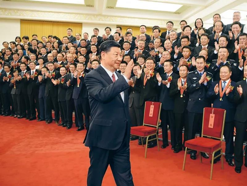 2019年6月25日，黨和國家領(lǐng)導(dǎo)人習(xí)近平、李克強(qiáng)、王滬寧等在北京人民大會堂會見第九屆全國“人民滿意的公務(wù)員”和“人民滿意的公務(wù)員集體”受表彰代表。新華社記者 李學(xué)仁/攝